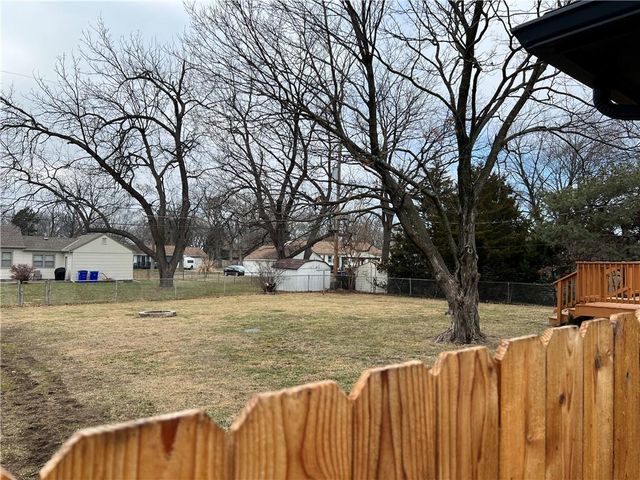 8534 Stearns Avenue, Overland Park, KS 66214