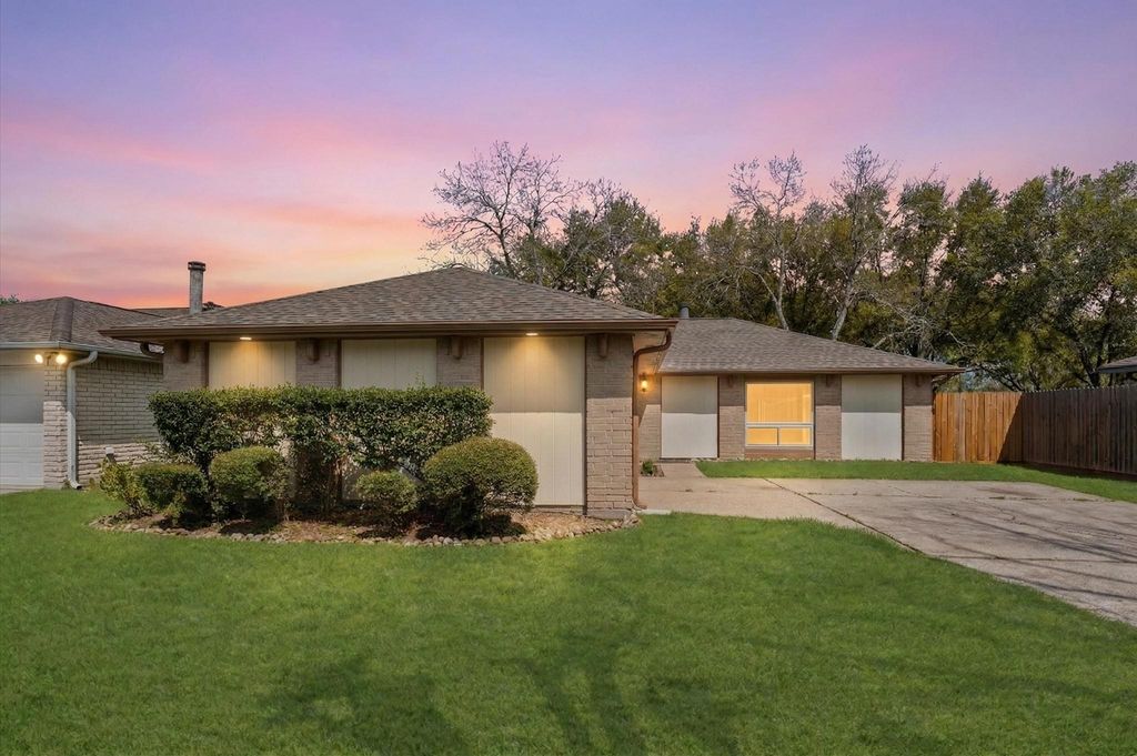 2816 Forest Point Drive, League City, TX 77573