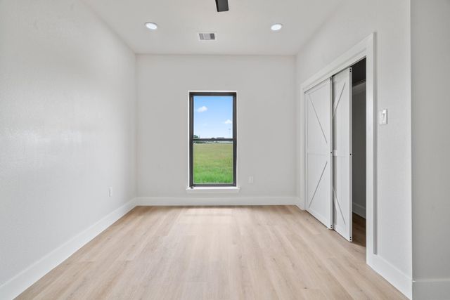 619 Chuckwagon Trail N, Angleton, TX 77515