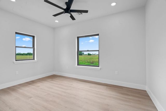 619 Chuckwagon Trail N, Angleton, TX 77515