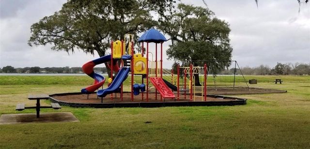 619 Chuckwagon Trail N, Angleton, TX 77515