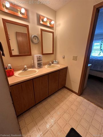 38537 Chestnut Lane, Westland, MI 48185