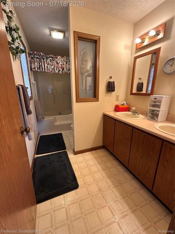38537 Chestnut Lane, Westland, MI 48185