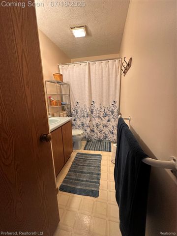 38537 Chestnut Lane, Westland, MI 48185