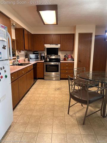 38537 Chestnut Lane, Westland, MI 48185