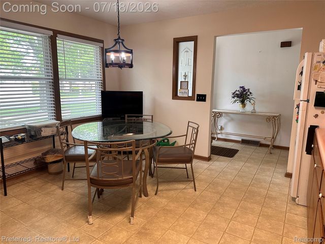 38537 Chestnut Lane, Westland, MI 48185