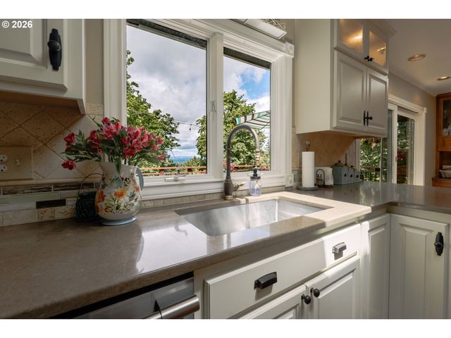 107 GARIBALDI St, Lake Oswego, OR 97035