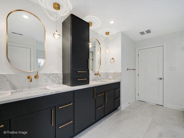 3031 Indianwood Road, Wilmette, IL 60091