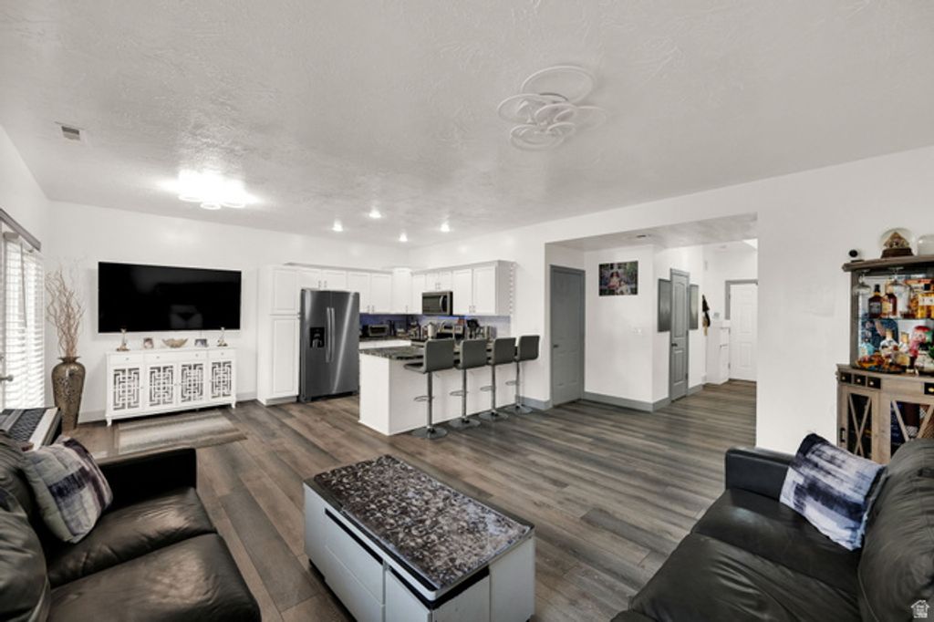 Image 6 of property listing at 7187 S 420 E, Midvale, UT 84047
