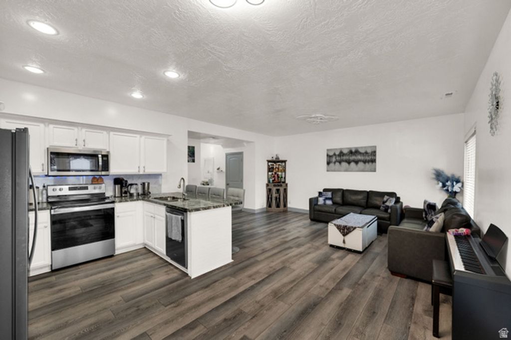 Image 10 of property listing at 7187 S 420 E, Midvale, UT 84047