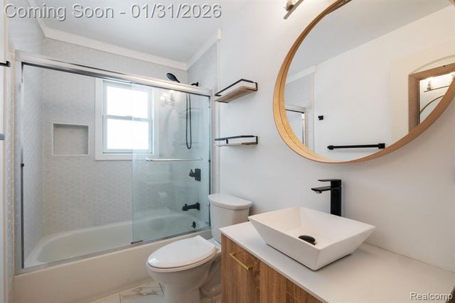 1298 S Cass Lake Road, Waterford, MI 48328