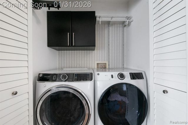 1298 S Cass Lake Road, Waterford, MI 48328