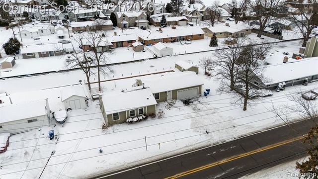 1298 S Cass Lake Road, Waterford, MI 48328