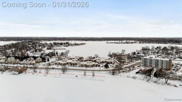 1298 S Cass Lake Road, Waterford, MI 48328