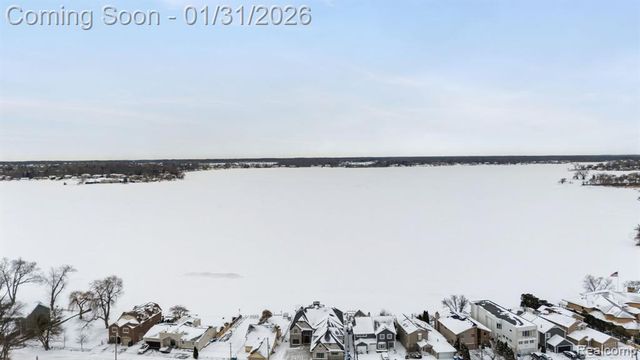 1298 S Cass Lake Road, Waterford, MI 48328