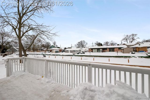 1298 S Cass Lake Road, Waterford, MI 48328