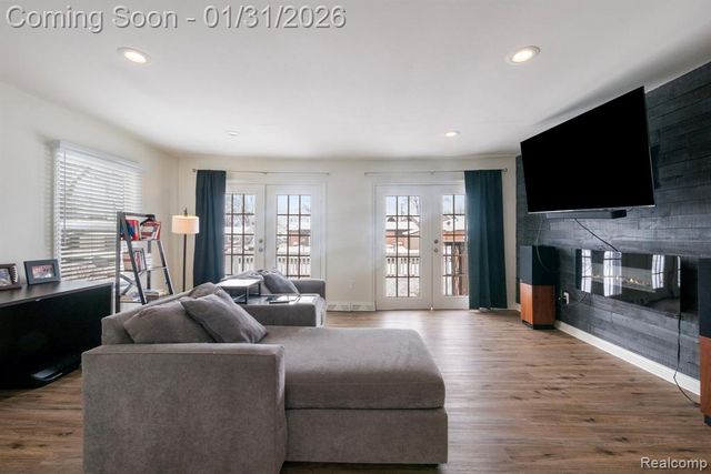 1298 S Cass Lake Road, Waterford, MI 48328