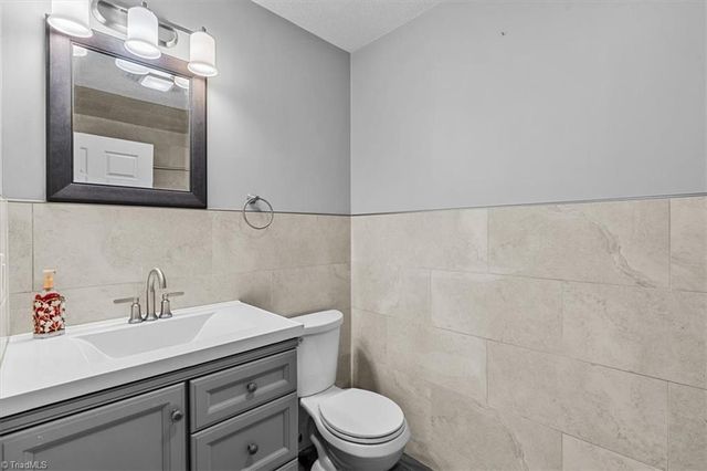 1116 Pinoak Road, Greensboro, NC 27455