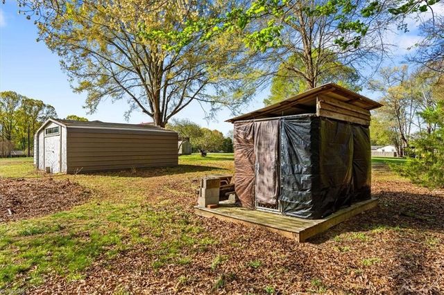 1116 Pinoak Road, Greensboro, NC 27455