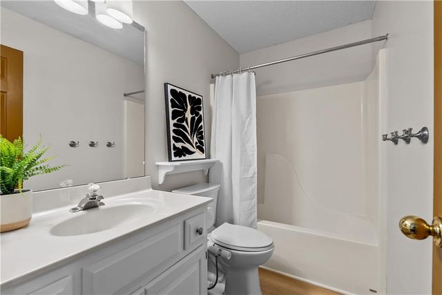 1004 SE Country Lane, Lee's Summit, MO 64081