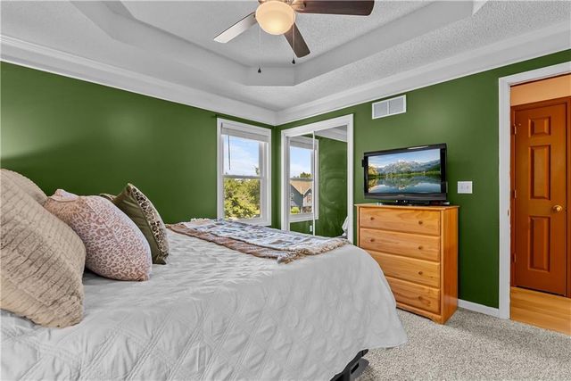 1004 SE Country Lane, Lee's Summit, MO 64081