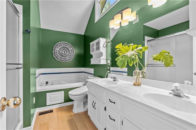 1004 SE Country Lane, Lee's Summit, MO 64081