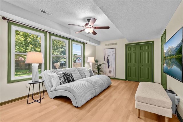 1004 SE Country Lane, Lee's Summit, MO 64081