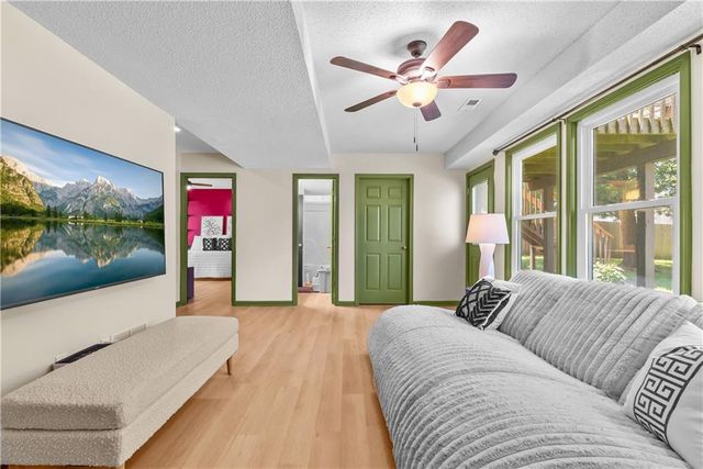 1004 SE Country Lane, Lee's Summit, MO 64081