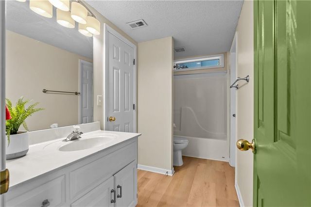 1004 SE Country Lane, Lee's Summit, MO 64081