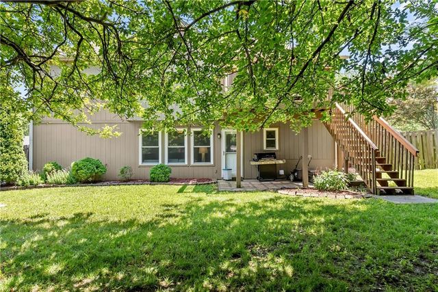 1004 SE Country Lane, Lee's Summit, MO 64081