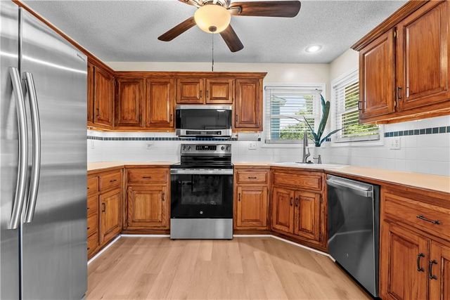 1004 SE Country Lane, Lee's Summit, MO 64081