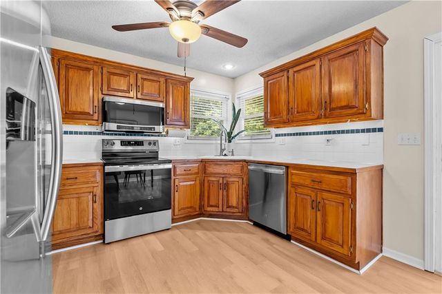 1004 SE Country Lane, Lee's Summit, MO 64081