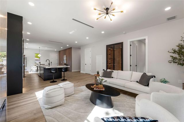 3104 W PINE STREET, Tampa, FL 33607