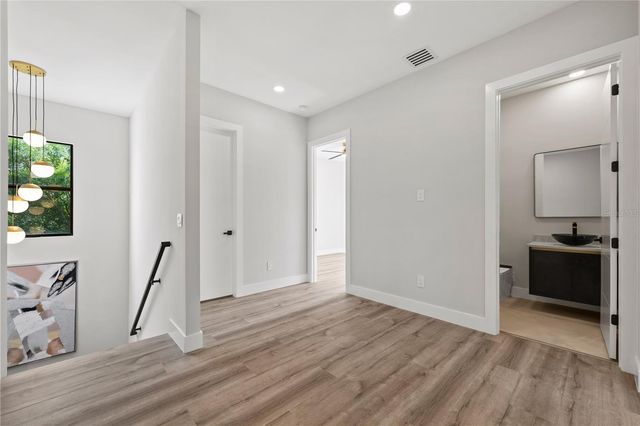 3104 W PINE STREET, Tampa, FL 33607