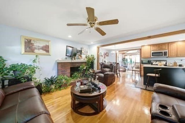 115 Arrowhead Dr, Bridgewater, MA 02324