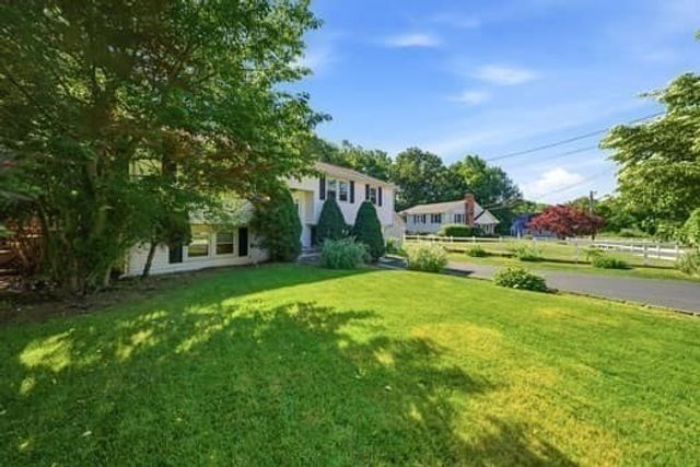 115 Arrowhead Dr, Bridgewater, MA 02324