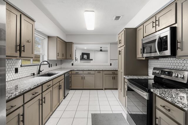 702 S Honeysuckle DR, White Oak, TX 75693