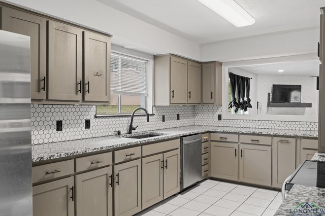 702 S Honeysuckle DR, White Oak, TX 75693