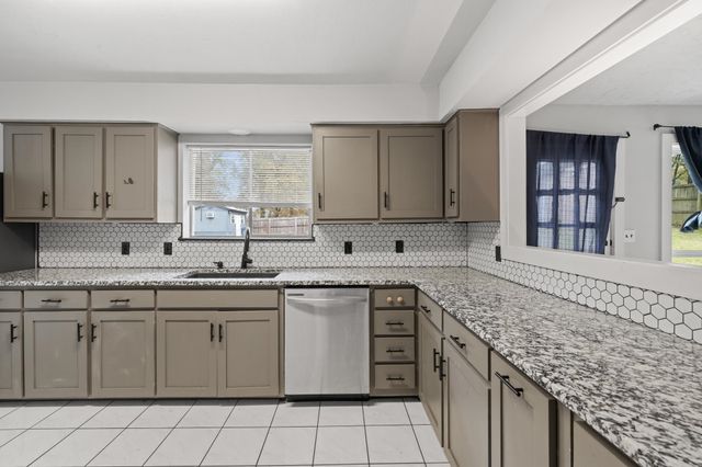 702 S Honeysuckle DR, White Oak, TX 75693