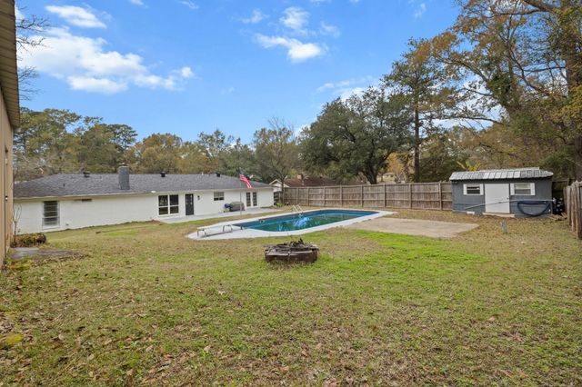 702 S Honeysuckle DR, White Oak, TX 75693