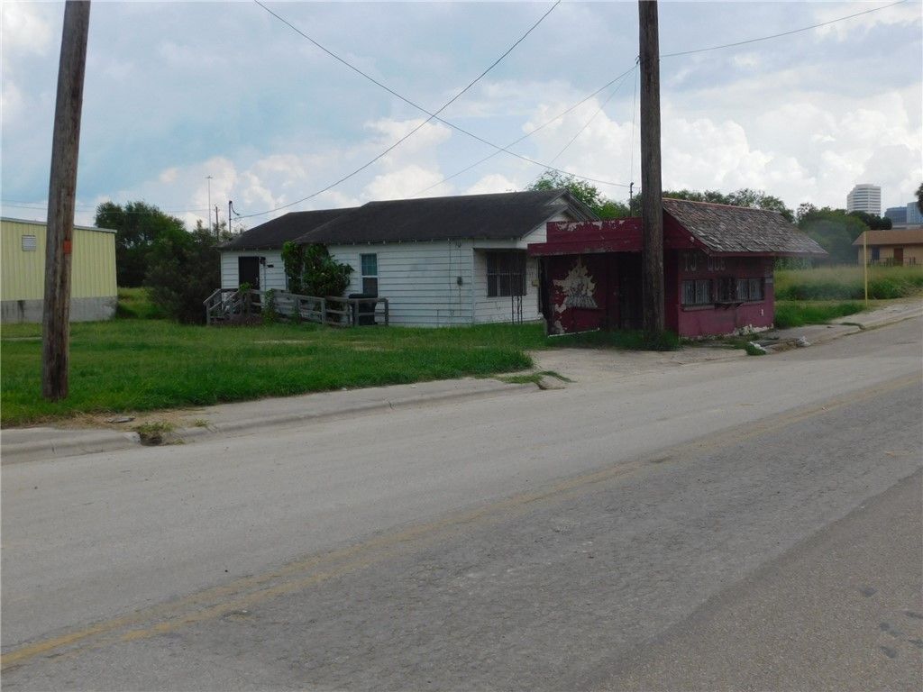 2214 Winnebago St, Corpus Christi, TX 78401 — photo 2