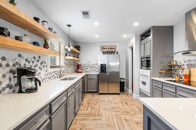 110 Hanover Lane, Panorama Village, TX 77304