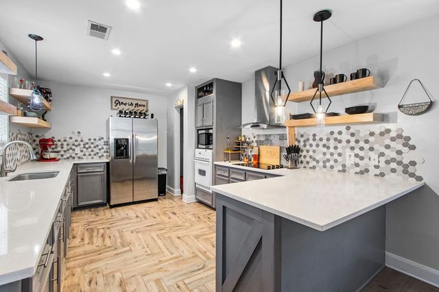 110 Hanover Lane, Panorama Village, TX 77304