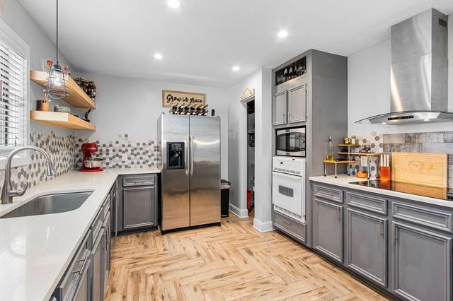 110 Hanover Lane, Panorama Village, TX 77304