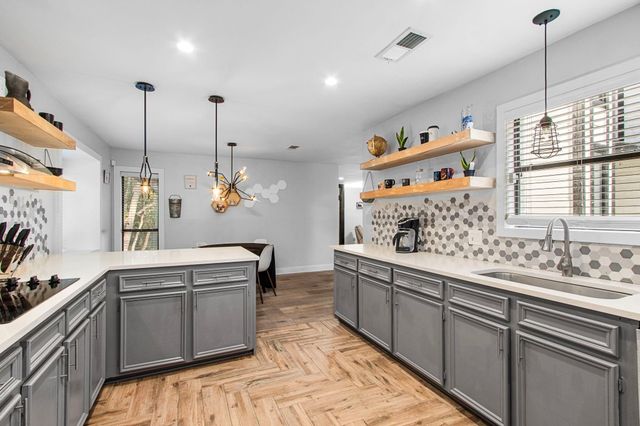 110 Hanover Lane, Panorama Village, TX 77304