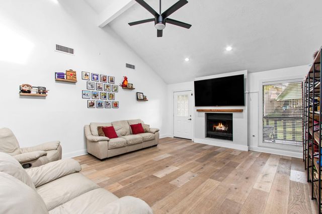110 Hanover Lane, Panorama Village, TX 77304