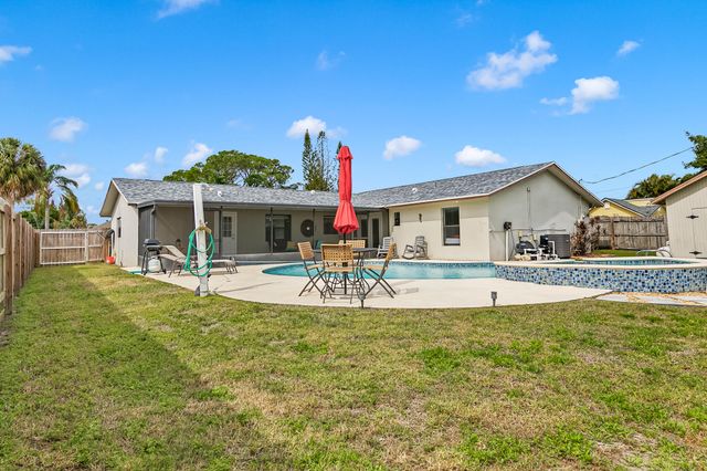 297 Harvey Avenue NE, Palm Bay, FL 32907