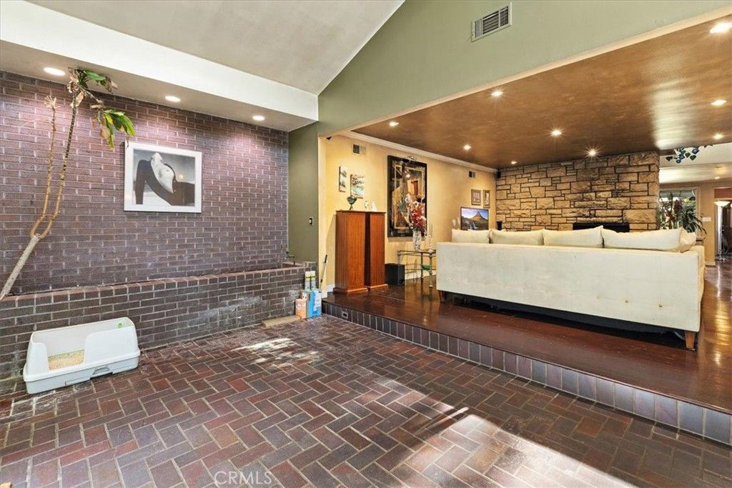 Image 12 of property listing at 12111 Nieta, Garden Grove, CA 92840