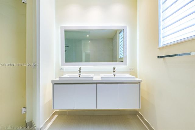 6402 NW 104th Path, Doral, FL 33178