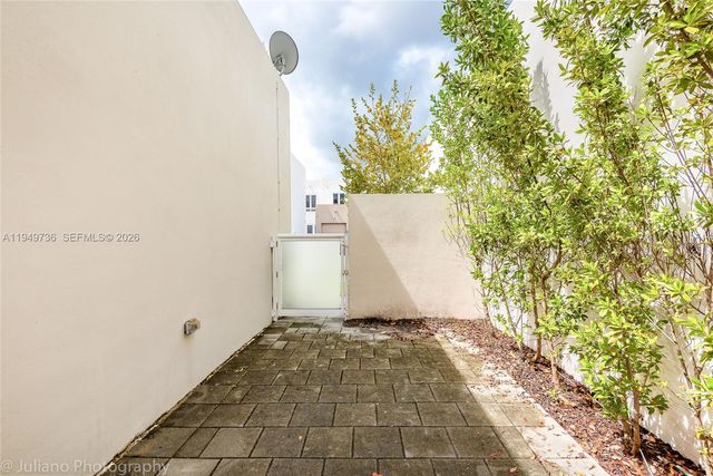 6402 NW 104th Path, Doral, FL 33178